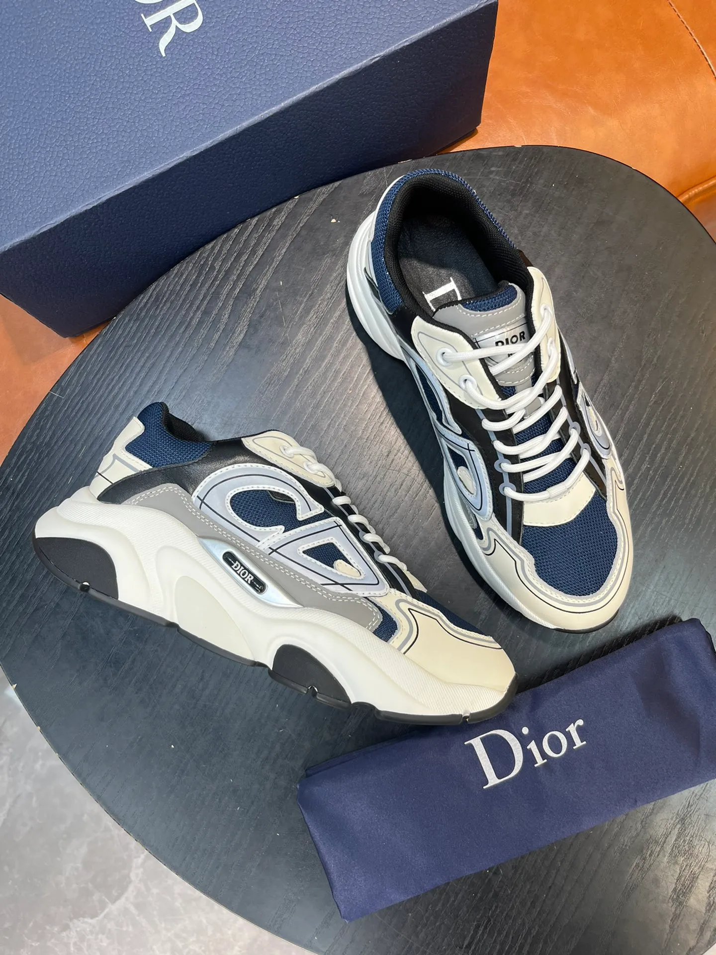 Factory price 540💰Dior B22 men's jogging fashion sneakers. This item draws inspiration from retro jogging shoes. It adopts a thick low-top design, with an upper made of leather and mesh fabric, and a black and white engraved rubber sole. Decorated with an embossed "CD" logo on the side. Code number: 39-44